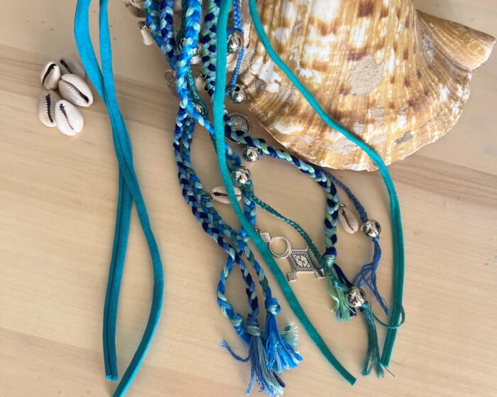 Élastique bleu étoile, détails berbères et cauris, coiffure bohème