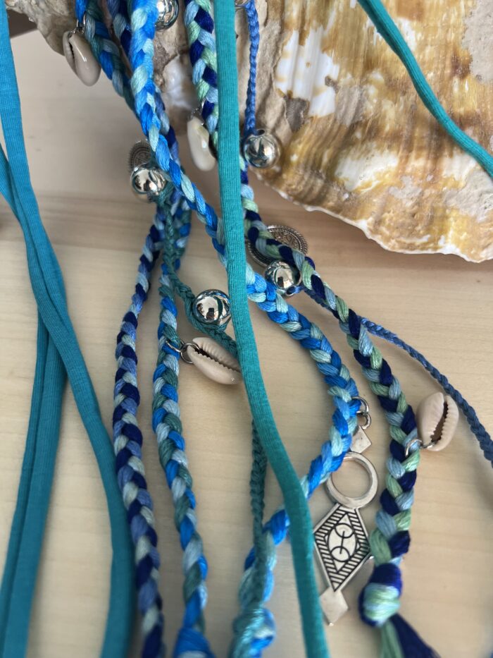 Élastique bleu étoile, détails berbères et cauris, coiffure bohème