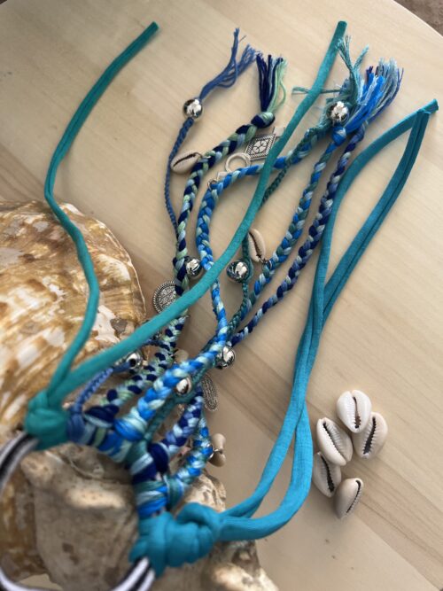 Élastique bleu étoile, détails berbères et cauris, coiffure bohème