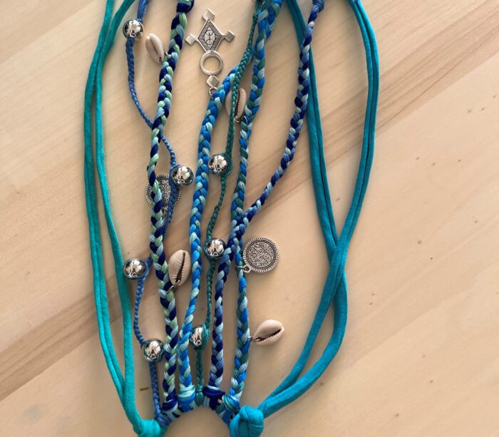 Élastique bleu étoile, détails berbères et cauris, coiffure bohème