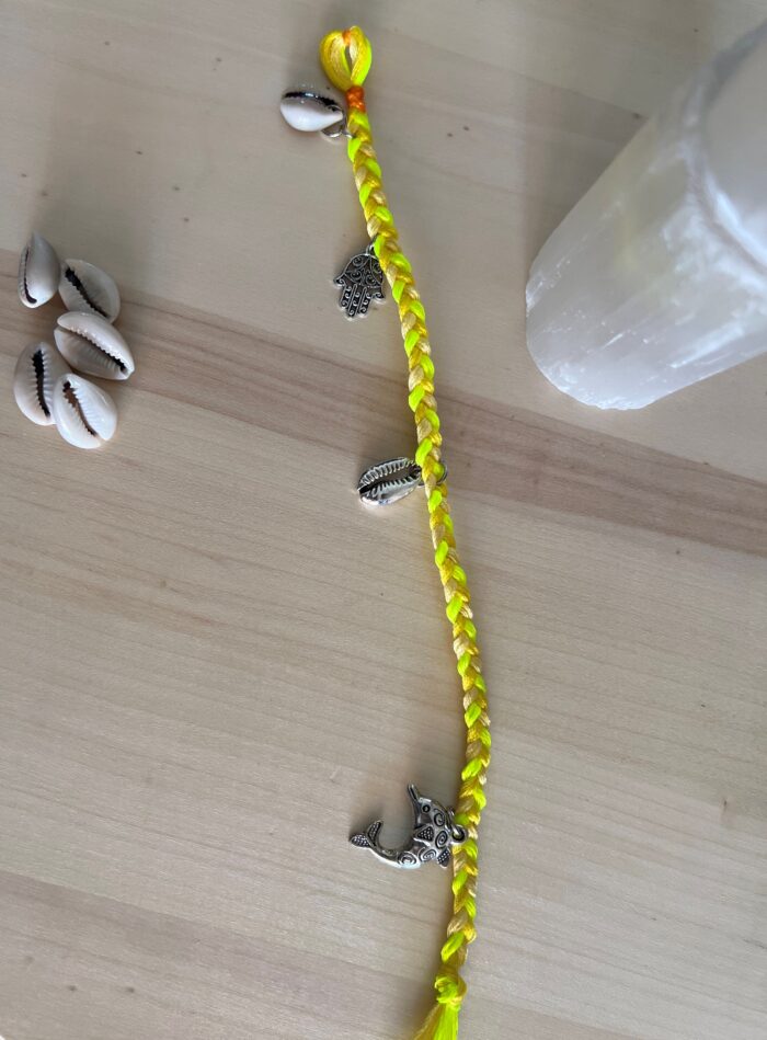 Tresse jaune pour pince à cheveux, inspirée de la culture amazighe, charms et cauris