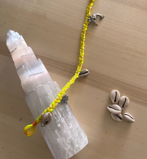 Tresse jaune pour pince à cheveux, inspirée de la culture amazighe, charms et cauris