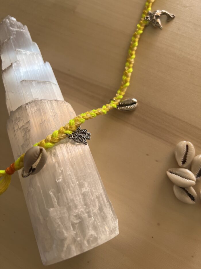 Tresse jaune pour pince à cheveux, inspirée de la culture amazighe, charms et cauris