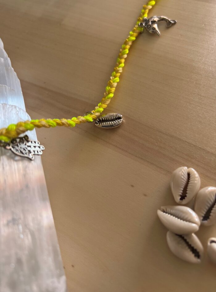 Tresse jaune pour pince à cheveux, inspirée de la culture amazighe, charms et cauris