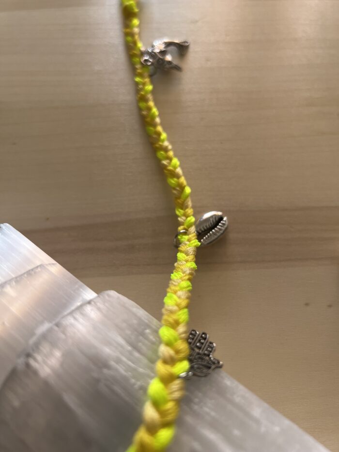 Tresse jaune pour pince à cheveux, inspirée de la culture amazighe, charms et cauris