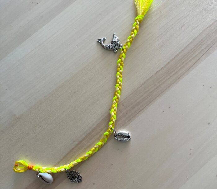 Tresse jaune pour pince à cheveux, inspirée de la culture amazighe, charms et cauris