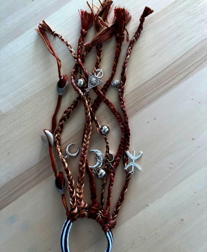 Élastique marron avec charms en acier, style tribal amazigh