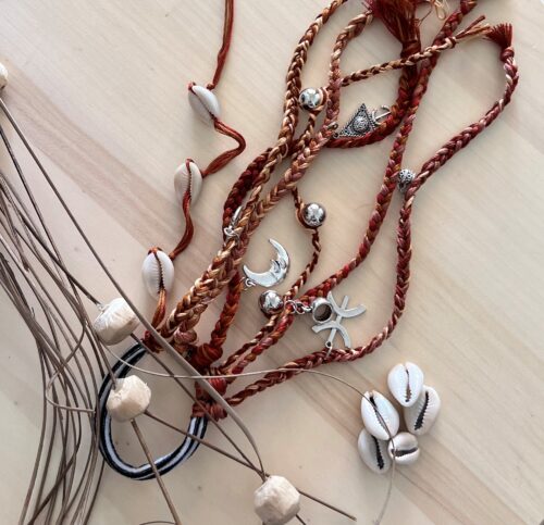 Élastique marron avec charms en acier, style tribal amazigh