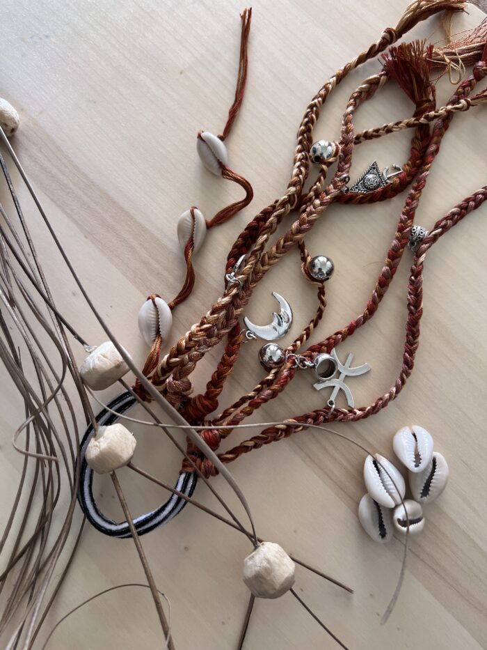 Élastique marron avec charms en acier, style tribal amazigh