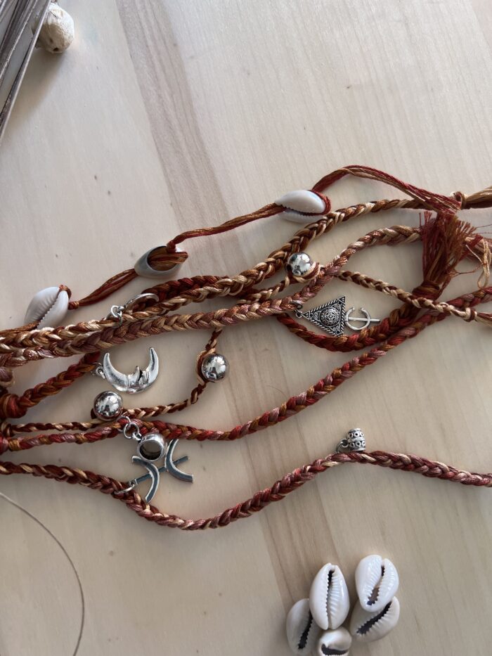 Élastique marron avec charms en acier, style tribal amazigh