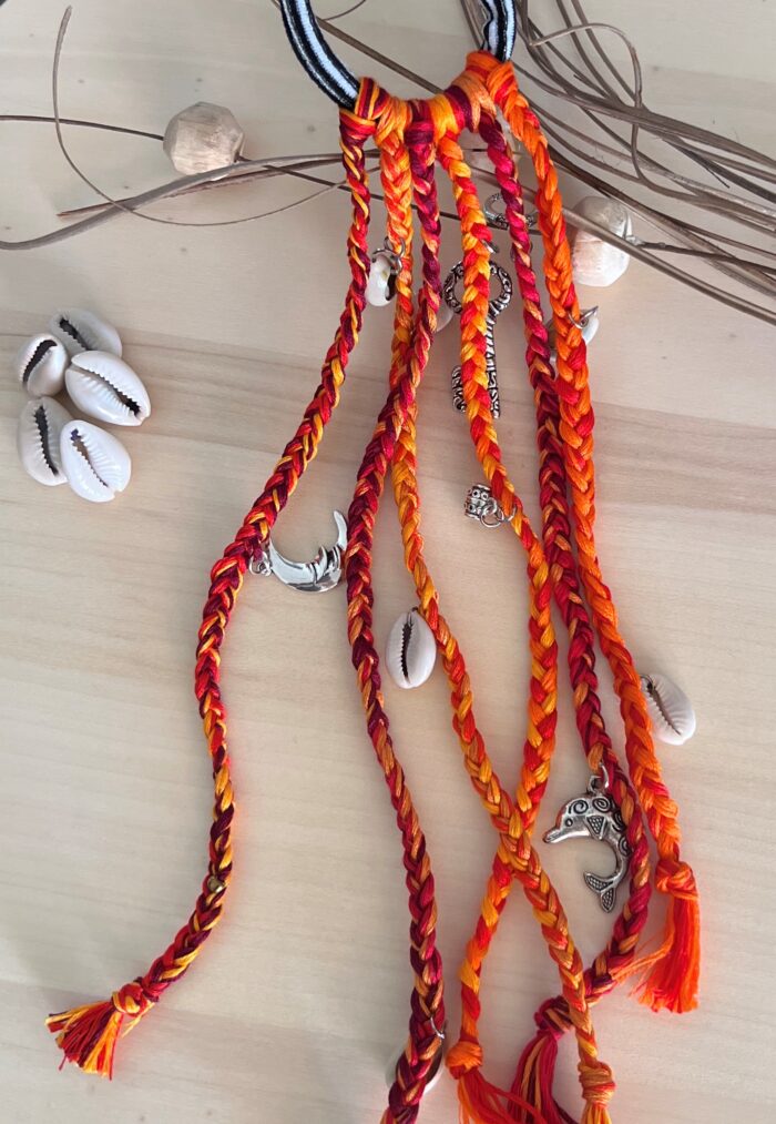 Élastique rouge et orange avec charms berbères et cauris, style tribal chic