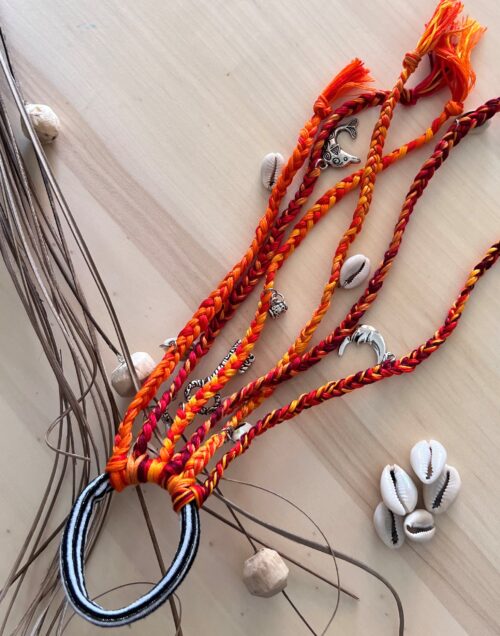 Élastique rouge et orange avec charms berbères et cauris, style tribal chic