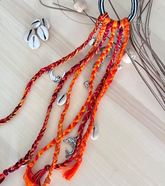 Élastique rouge et orange avec charms berbères et cauris, style tribal chic