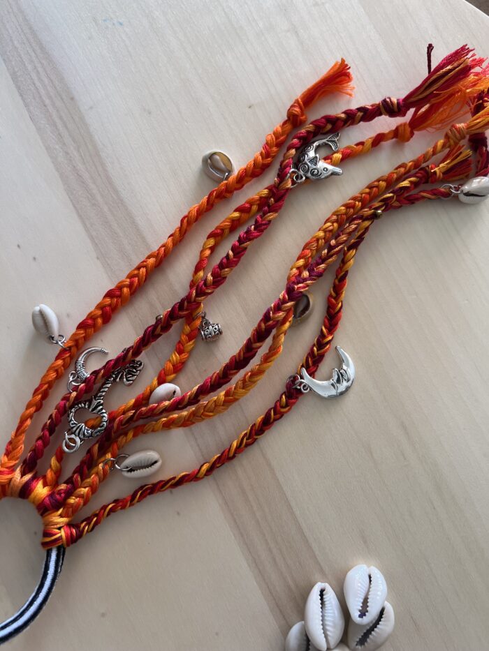 Élastique rouge et orange avec charms berbères et cauris, style tribal chic