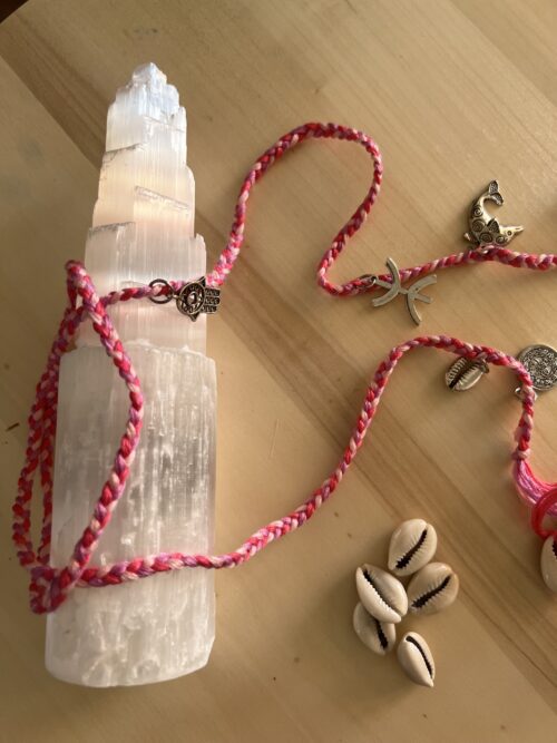 Accessoire cheveux rose lumineux avec charms berbères, style féminin et doux