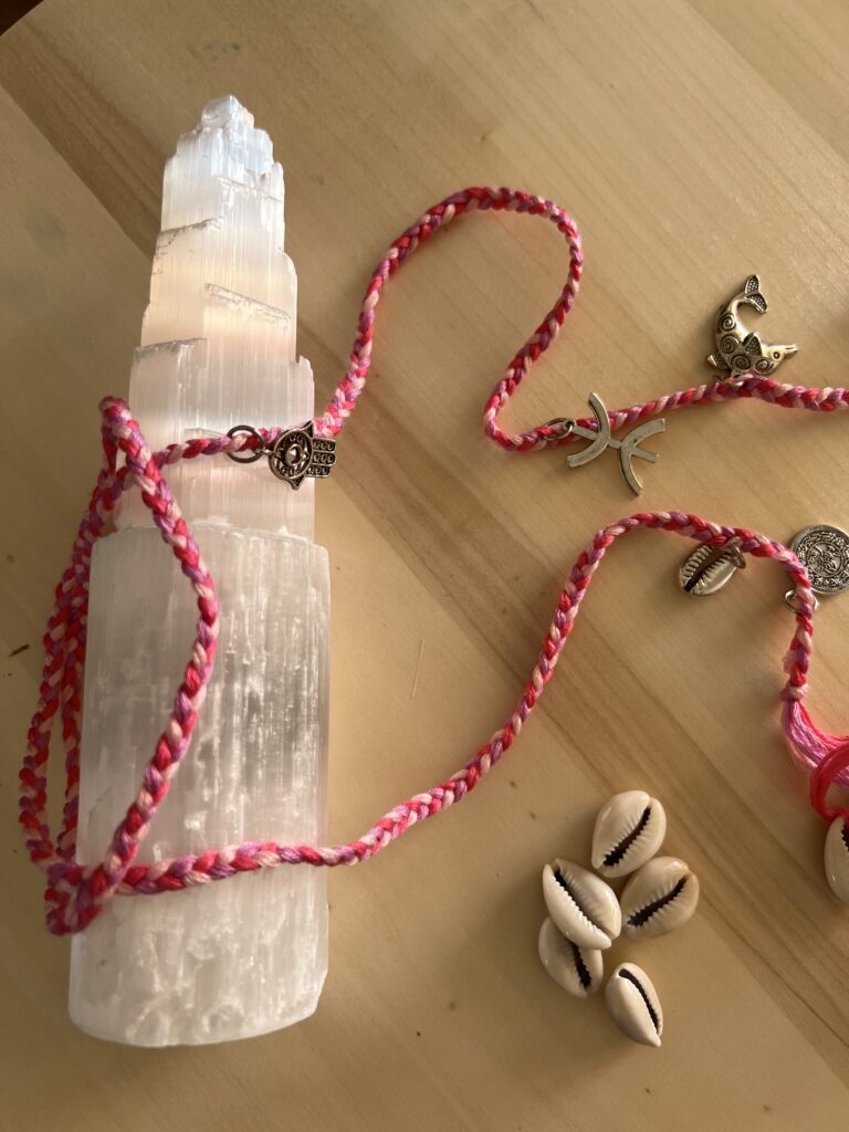 Accessoire cheveux rose lumineux avec charms berbères, style féminin et doux