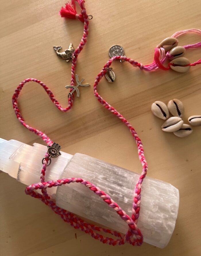 Accessoire cheveux rose lumineux avec charms berbères, style féminin et doux
