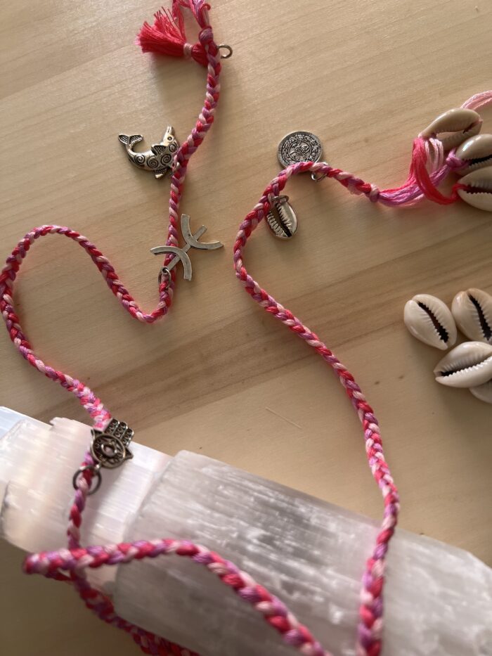 Accessoire cheveux rose lumineux avec charms berbères, style féminin et doux