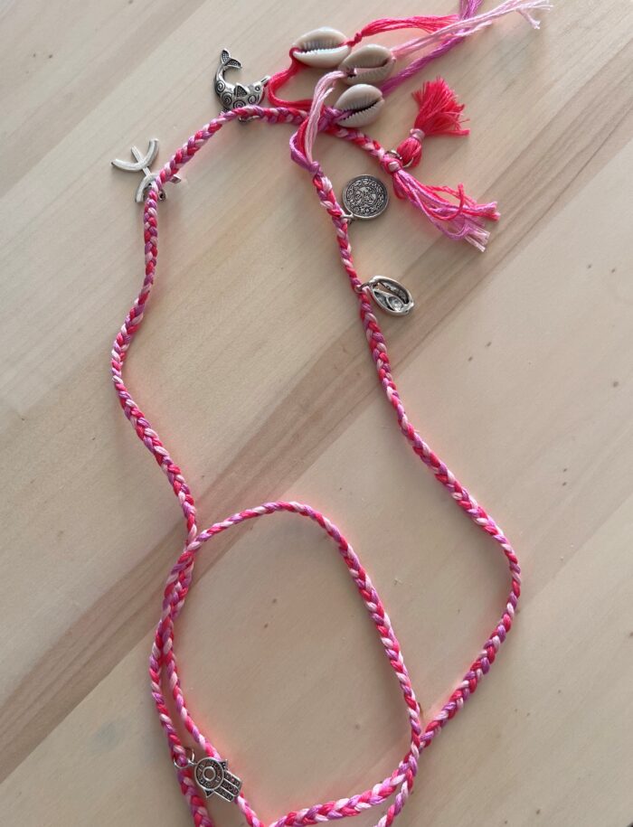 Accessoire cheveux rose lumineux avec charms berbères, style féminin et doux