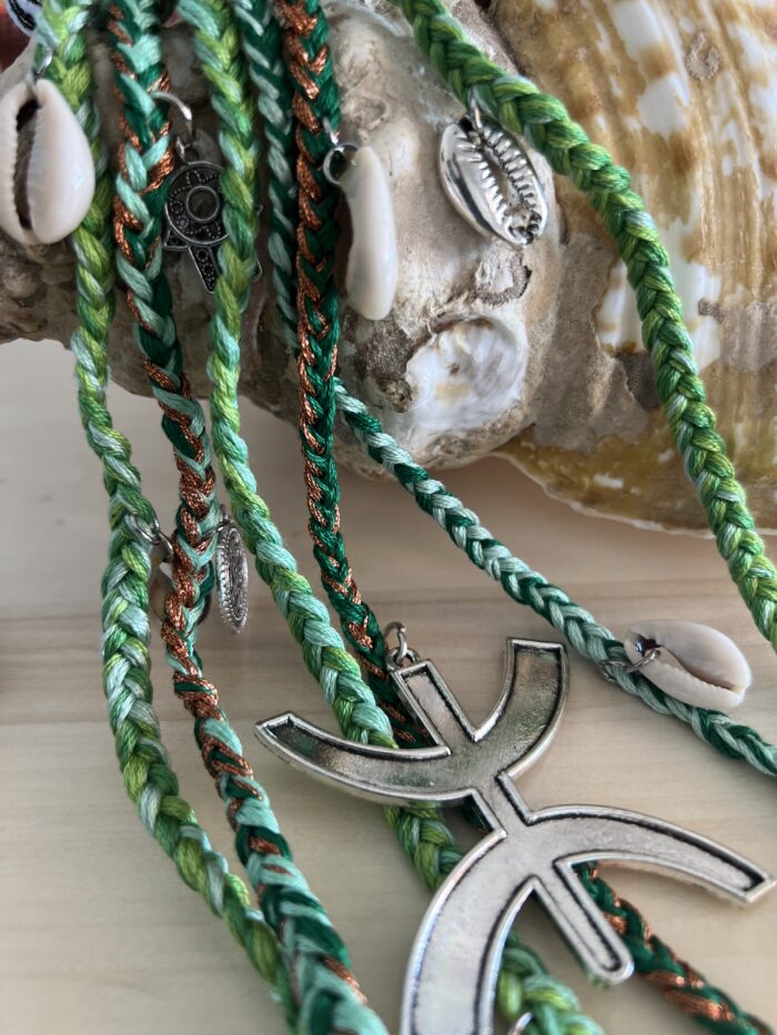 Élastique vert lumineux, ornements berbères, coiffure tressée