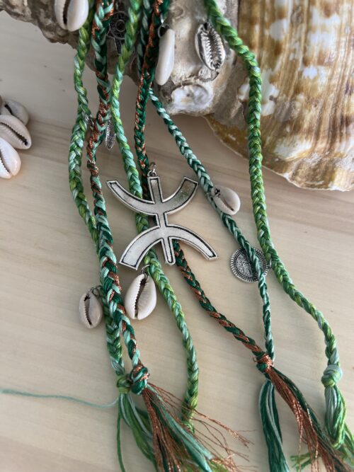 Élastique vert lumineux, ornements berbères, coiffure tressée