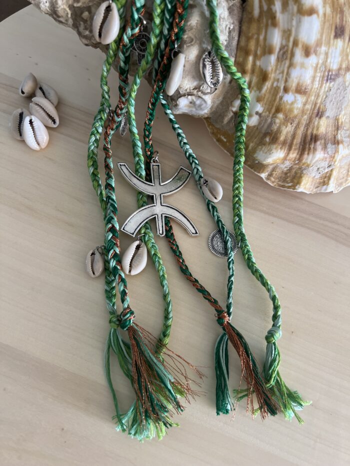 Élastique vert lumineux, ornements berbères, coiffure tressée