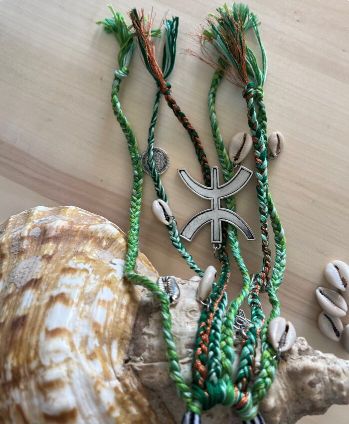 Élastique vert lumineux, ornements berbères, coiffure tressée