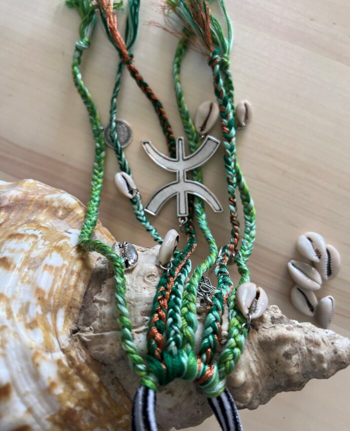 Élastique vert lumineux, ornements berbères, coiffure tressée