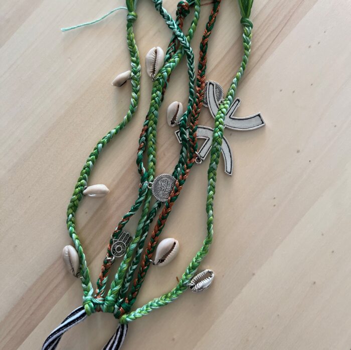 Élastique vert lumineux, ornements berbères, coiffure tressée