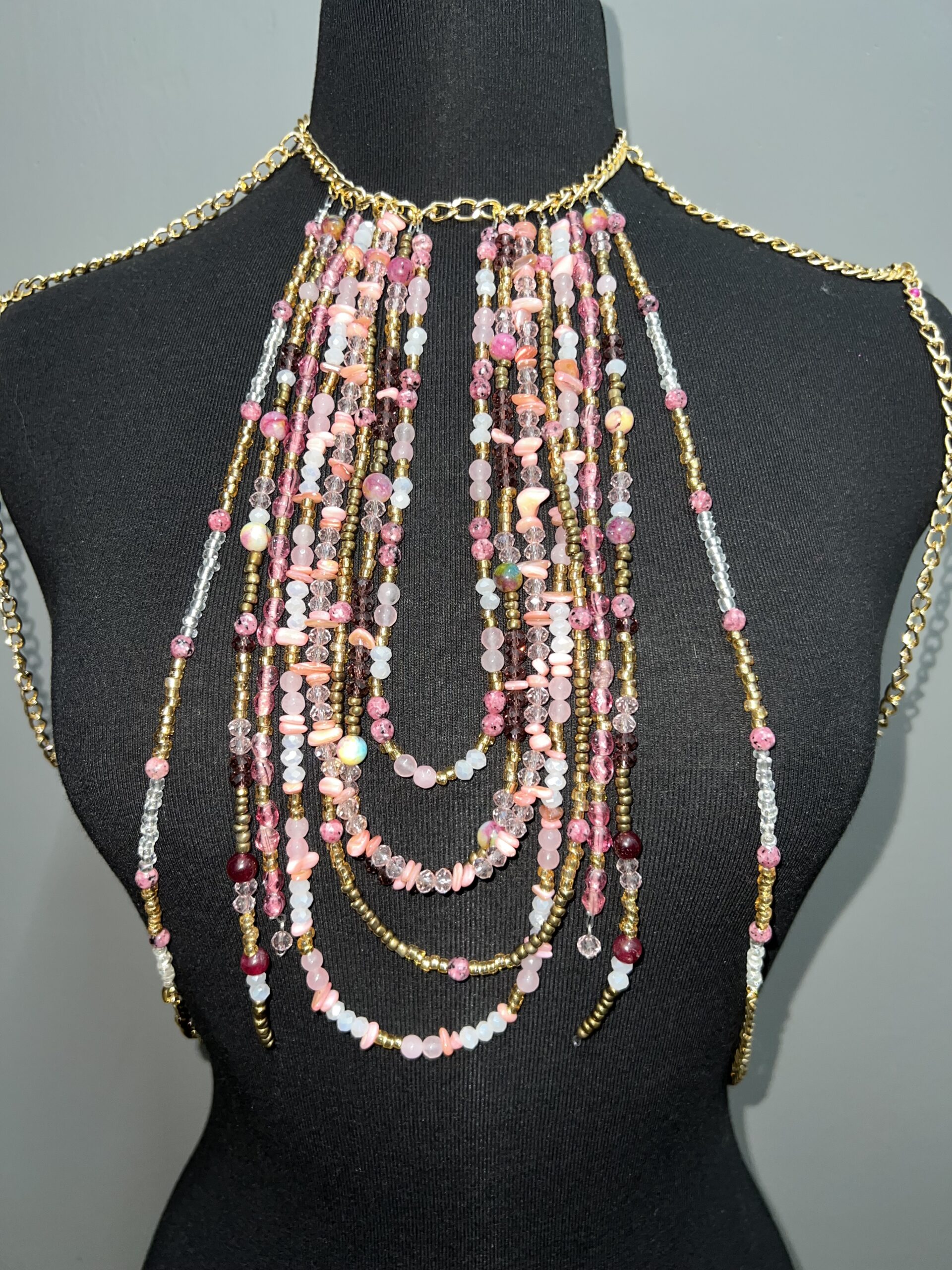 Détails Bralette ornée d’agates et perles, création artisanale Hope Arts Studio