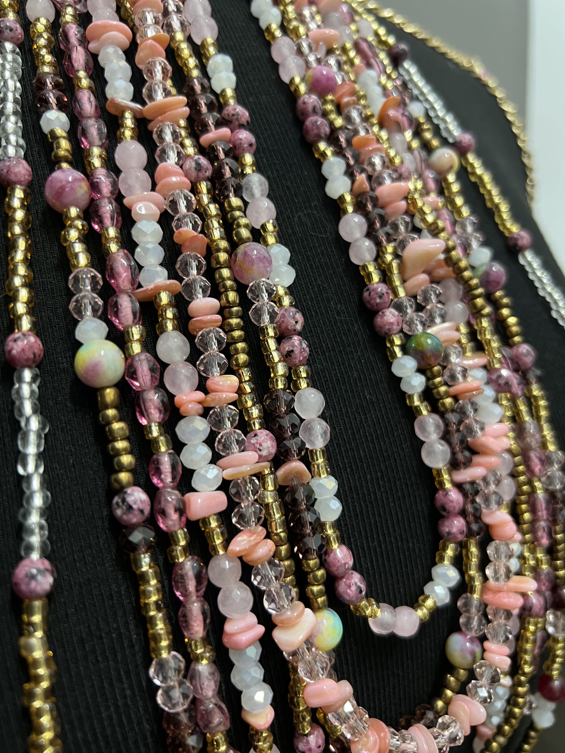 Détails Bralette ornée d’agates et perles, création artisanale