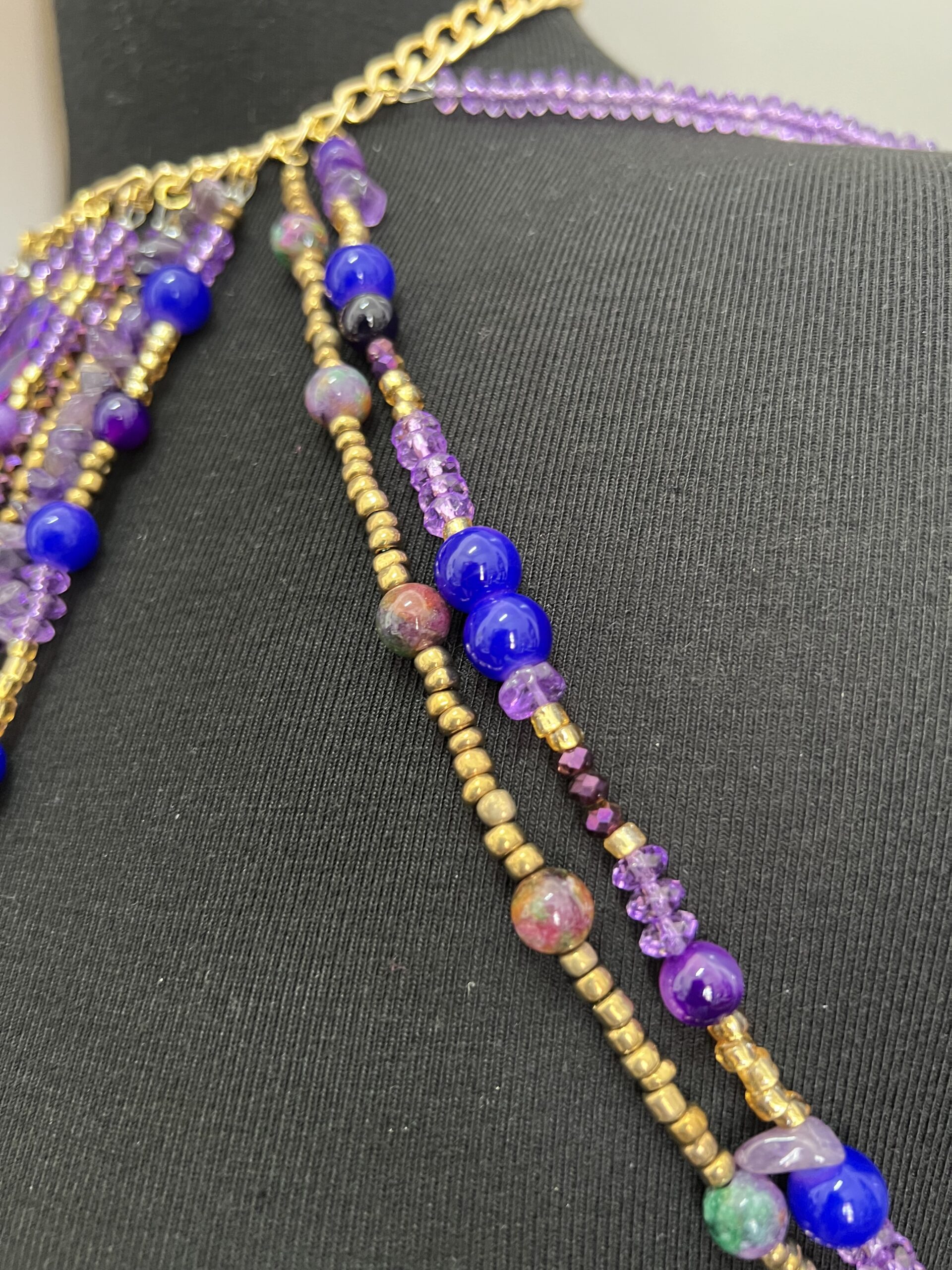 Détails du Top beaded fait main avec perles et améthystes